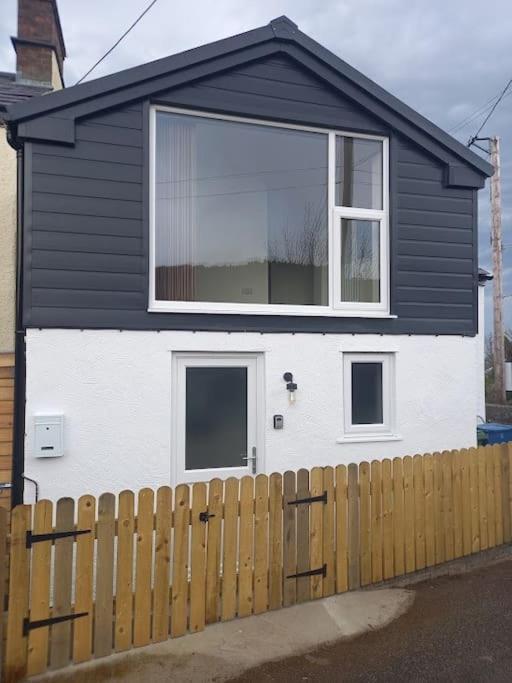 Cosy 2 Bed Cottage Between Snowdonia And The Sea Llandegai Exterior photo